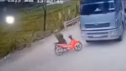  Lái xe không đội mũ bảo hiểm thoát chết trong gang tấc