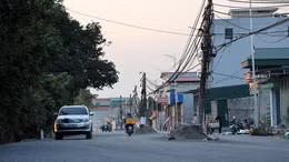 Tai nạn rình rập khi hàng chục cột điện nằm giữa đường