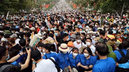 Hàng vạn người nô nức đổ về đền Hùng trong ngày Giỗ Tổ