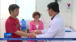 Hai cha con bệnh nhân người Trung Quốc nhiễm COVID-19 được xuất viện