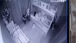 Khởi tố nữ giúp việc ngược đãi, cầm chân dốc ngược trẻ 14 tháng tuổi