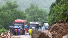 Nhiều tảng đá to sạt trượt xuống quốc lộ 3 khiến giao thông tê liệt