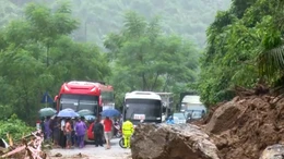 Nhiều tảng đá to sạt trượt xuống quốc lộ 3 khiến giao thông tê liệt