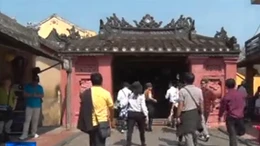 Du khách nước ngoài phải đeo khẩu trang khi tham quan Hội An