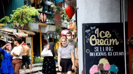 Tái diễn cà phê đường tàu đón du khách nước ngoài đến check-in