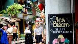 Tái diễn cà phê đường tàu đón du khách nước ngoài đến check-in