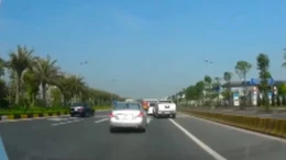 Hai xe ô tô lạng lách, 'hơn thua' nhau trên đường, bất chấp an toàn giao thông