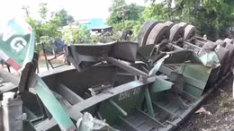 Xe đầu kéo đứt đôi sau va chạm với tàu hỏa