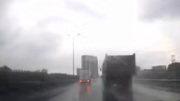 Đi gần xe tải, tài xế ô tô con bị thần chết ‘bịt mắt’