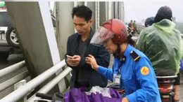 Thiếu tá quân đội liều mình cứu người dưới dòng sông Lam