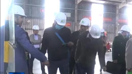 Nghi vấn doanh nghiệp đổ chất thải nguy hại xuống sông Cầu