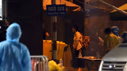 Xuyên đêm khẩn trương áp dụng các biện pháp chống dịch COVID-19 ở điểm ‘nóng’ nhất Hà Nội