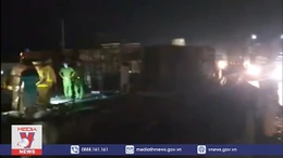 Lật xe khách giường nằm, 17 người bị thương