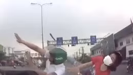 Vượt đèn đỏ, đôi nam nữ bị ô tô tông mạnh