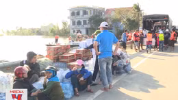 Hàng hóa cứu trợ bị ách tắc do không có xuồng chở