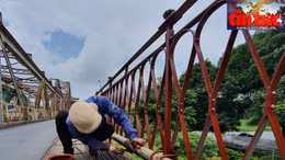 Sơn đường ống kỹ thuật trên thành cầu Long Biên.