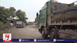 Xe chở vật liệu xây dựng phá nát đường dân sinh