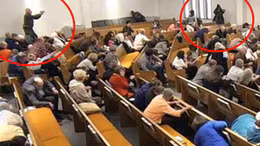 Khoảnh khắc sát thủ xông vào nhà thờ ở Texas nhả đạn