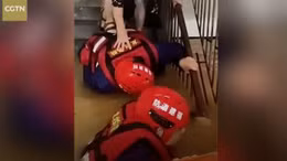 Lính cứu hỏa Trung Quốc xếp thành cầu giải cứu người dân khỏi vùng lụt