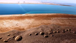 Giải mã hiện tượng hàng ngàn hố sụt xuất hiện quanh Biển Chết