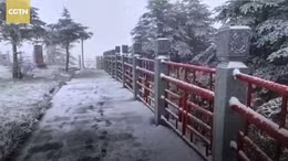 Cảnh tượng tuyết rơi mùa hè hiếm thấy ở Trung Quốc