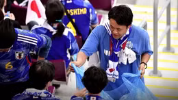 Hình ảnh cổ động viên Nhật Bản dọn sạch khán đài gây ấn tượng mạnh tại World Cup