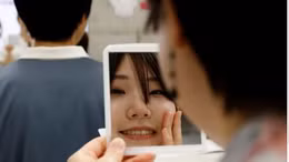 Người trẻ Nhật Bản tham gia lớp học... cười