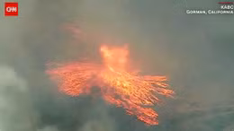 Cận cảnh lốc xoáy lửa khổng lồ trong đám cháy ở Mỹ