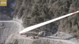 'Thót tim' xem xe tải chở cánh quạt tua-bin dài 75 mét, 19 tấn lên đỉnh núi