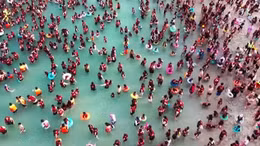 Trung Quốc tiêu thụ điện kỷ lục, người dân đổ xô đến hồ bơi vì nắng nóng 42 độ C