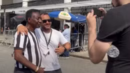 'Bản sao' của Pelé cùng hàng ngàn người đến viếng huyền thoại bóng đá Brazil