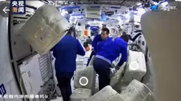 Xem các phi hành gia dọn vệ sinh trong môi trường không trọng lực