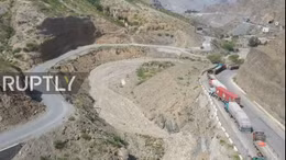 Cảnh xe hàng kéo dài nhiều km, đợi cả tháng ngoài cửa khẩu Afghanistan