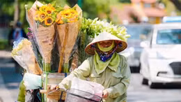 Nhọc nhằn mưu sinh trong nắng nóng