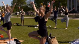 Lớp học yoga bia tại Đan Mạch