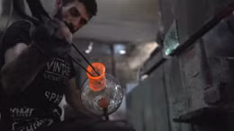 Tái chế kính vụn sau vụ nổ Beirut thành chai lọ