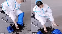Mồ hôi trút ào thành vũng từ bộ đồ bảo hộ của nữ nhân viên y tế