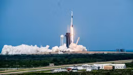 SpaceX phóng tàu vũ trụ lịch sử Crew Dragon