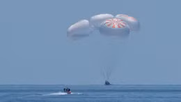 Khoảnh khắc tàu vũ trụ SpaceX hạ cánh an toàn trên biển sau sứ mệnh lịch sử