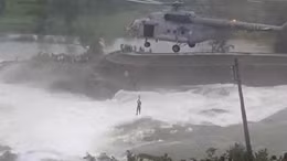 Trực thăng Ấn Độ giải cứu ngoạn mục người mắc kẹt 16 tiếng giữa nước lũ