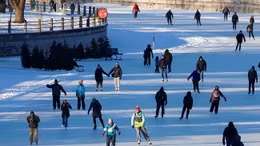 Sân trượt băng tự nhiên lớn nhất thế giới có nguy cơ đóng cửa lần đầu trong 50 năm 