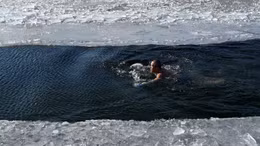 Nhóm cụ ông lặn ngụp dưới dòng sông băng -11 độ C