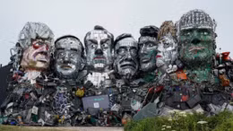 Nghệ sĩ Anh dùng rác thải điện tử 'điêu khắc' gương mặt các lãnh đạo G7