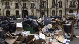 Paris ngập ngụa trong rác sinh hoạt