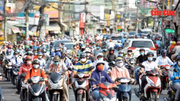 Người dân TP Hồ Chí Minh bắt nhịp trở lại sau 3 tuần giãn cách xã hội