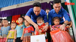 Đông ấm áp với trẻ em vùng cao Sơn La