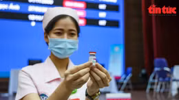 Cận cảnh quy trình tiêm vaccine AstraZeneca phòng COVID-19 tại Trường Đại học Y Hà Nội