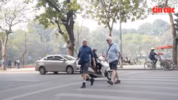 Hà Nội: Sau 6 năm thí điểm, người đi bộ vẫn sợ sang đường dù có đèn tín hiệu giao thông