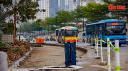 Hà Nội: Rào chắn thi công 2 cầu vượt thép trị giá 340 tỷ đồng tại nút giao Mai Dịch