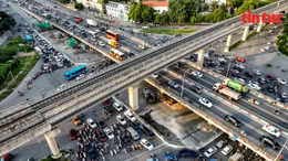 Hà Nội: Cảnh sát giao thông chật vật phân luồng tại nút giao Mai Dịch